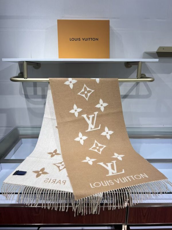 Louis Vuitton Reykjavik scarf 3