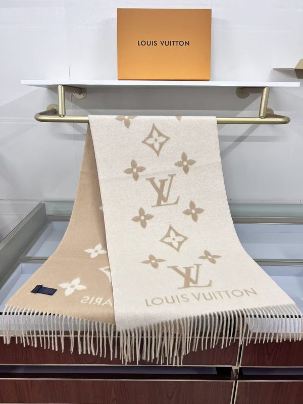 Louis Vuitton Reykjavik scarf 2