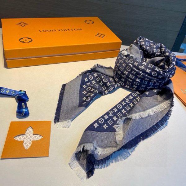 Louis Vuitton Monogram scarf 120x120cm 70% wool 30% silk